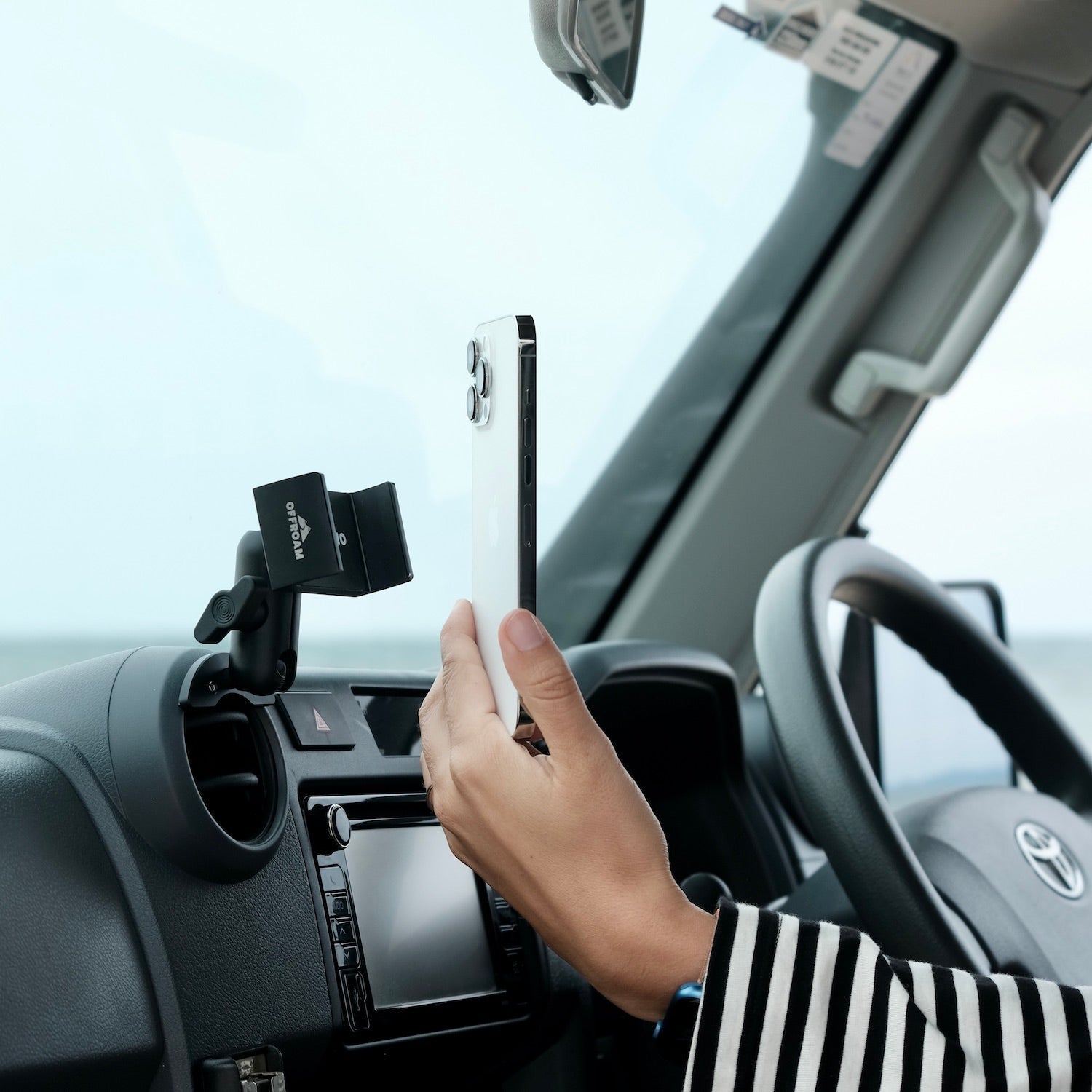 Phone Holder Mount for the Toyota LandCruiser 70 Series (2007 -)